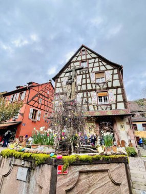 KAYSERSBERG-VİGNOBLE, FRANCE - Nisan 01.2024: Fransa 'nın Alsace kentindeki Kaysersberg şehir merkezi. Seyahat kavramı. 