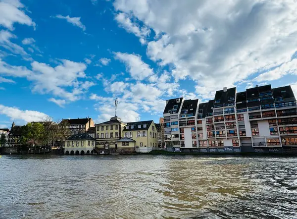  Strasbourg, Fransa -2 Nisan 2024: Strasbourg 'da hasta nehir kıyısında yarı keresteli evler ve süslenmiş çiçeklerle güzel bir seyahat manzarası. Strazburg 'da Fransa Mahallesi, 