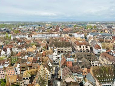  Strasbourg, Fransa -3 Nisan 2024: Strasbourg katedralinden panoramik manzara. Alsace. Fransa çatısı. Seyahat kavramı. 