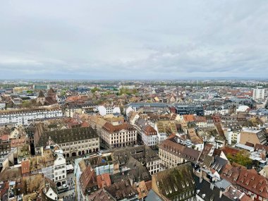 Strasbourg katedralinden panoramik manzara. Alsace. Fransa çatısı. Seyahat kavramı. 