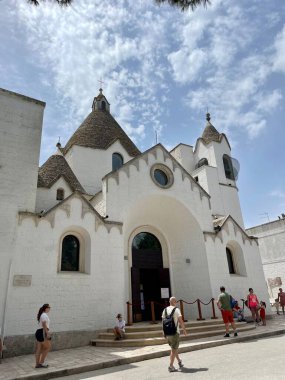 Alberobello, İtalya - Temmuz 2024. Trulli veya Trullo evi, bir UNESCO Dünya Mirası, Güney İtalya 'nın ünlü bir turistik merkezi olan Alberobello, Puglia Bölgesi' nde yer alıyor..