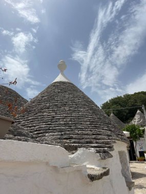 Alberobello, İtalya - Temmuz 2024. Trulli veya Trullo evi, bir UNESCO Dünya Mirası, Güney İtalya 'nın ünlü bir turistik merkezi olan Alberobello, Puglia Bölgesi' nde yer alıyor..