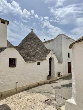 Alberobello, İtalya - Temmuz 2024. Trulli veya Trullo evi, bir UNESCO Dünya Mirası, Güney İtalya 'nın ünlü bir turistik merkezi olan Alberobello, Puglia Bölgesi' nde yer alıyor..