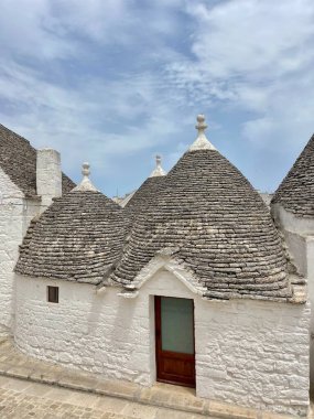 Alberobello, İtalya - Temmuz 2024. Trulli veya Trullo evi, bir UNESCO Dünya Mirası, Güney İtalya 'nın ünlü bir turistik merkezi olan Alberobello, Puglia Bölgesi' nde yer alıyor..