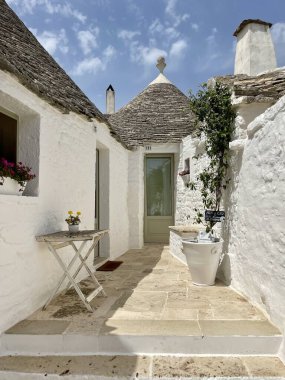 Alberobello, İtalya - Temmuz 2024. Trulli veya Trullo evi, bir UNESCO Dünya Mirası, Güney İtalya 'nın ünlü bir turistik merkezi olan Alberobello, Puglia Bölgesi' nde yer alıyor..