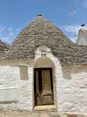 Alberobello, İtalya - Temmuz 2024. Trulli veya Trullo evi, bir UNESCO Dünya Mirası, Güney İtalya 'nın ünlü bir turistik merkezi olan Alberobello, Puglia Bölgesi' nde yer alıyor..