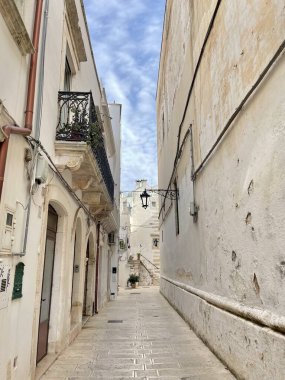 Beyaz evleri, sarayları ve Barok tarzı kiliseleri olan Martina Franca şehri. Seyahat kavramı