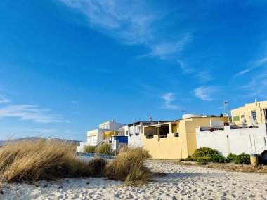 Güneşli bir günde, Olhao, Portekiz 'de Armona adası plajı. Tatil kavramı