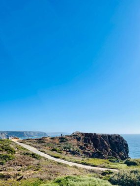 Günbatımında deniz manzarası, Portekiz, Algarve. Seyahat hedefi. 
