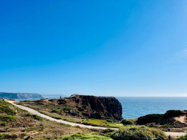Günbatımında deniz manzarası, Portekiz, Algarve. Seyahat hedefi. 