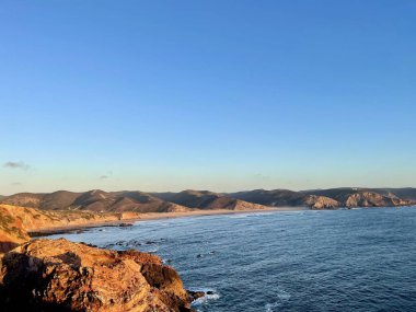 Günbatımında deniz manzarası, Portekiz, Algarve. Seyahat hedefi. 
