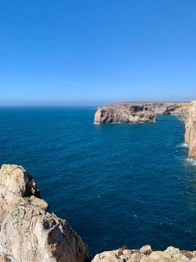St. Vincent Burnu 'ndaki kayaya vuran güçlü dalgaların görüntüsü. Continental Europes en güneybatı noktası, Sagres, Algarve, Portekiz. 