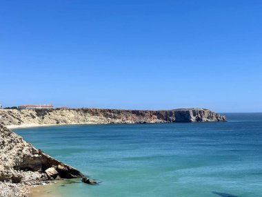 St. Vincent Burnu 'ndaki kayaya vuran güçlü dalgaların görüntüsü. Continental Europes en güneybatı noktası, Sagres, Algarve, Portekiz. 