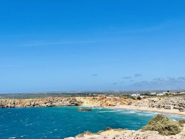 St. Vincent Burnu 'ndaki kayaya vuran güçlü dalgaların görüntüsü. Continental Europes en güneybatı noktası, Sagres, Algarve, Portekiz. 