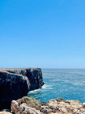 St. Vincent Burnu 'ndaki kayaya vuran güçlü dalgaların görüntüsü. Continental Europes en güneybatı noktası, Sagres, Algarve, Portekiz. 