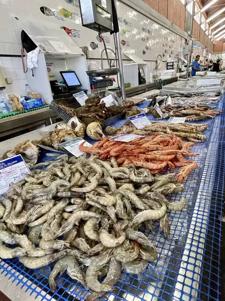 Olhao, Algarve 'deki markette satılık deniz ürünlerini kapatın. Portekiz . 