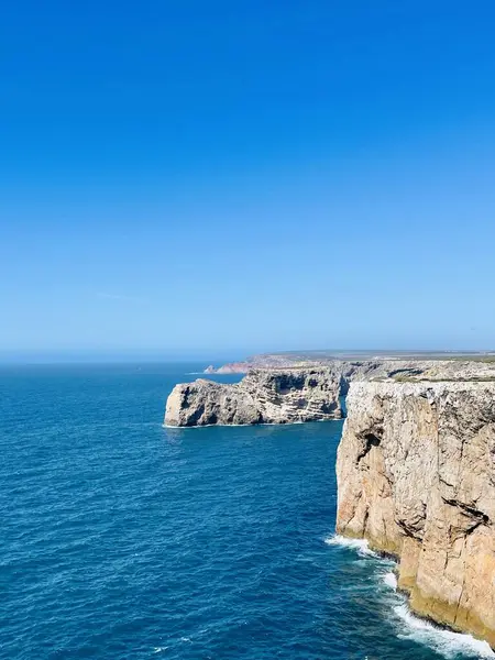 St. Vincent Burnu 'ndaki kayaya vuran güçlü dalgaların görüntüsü. Continental Europes en güneybatı noktası, Sagres, Algarve, Portekiz. 