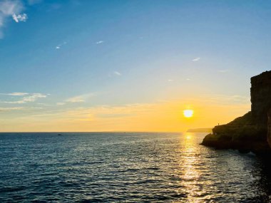 Günbatımında deniz manzarası, Portekiz, Algarve. Seyahat hedefi. 