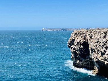 St. Vincent Burnu 'ndaki kayaya vuran güçlü dalgaların görüntüsü. Continental Europes en güneybatı noktası, Sagres, Algarve, Portekiz. 