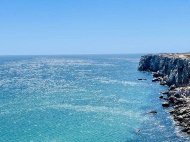 St. Vincent Burnu 'ndaki kayaya vuran güçlü dalgaların görüntüsü. Continental Europes en güneybatı noktası, Sagres, Algarve, Portekiz. 