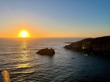 Günbatımında deniz manzarası, Portekiz, Algarve. Seyahat hedefi. 