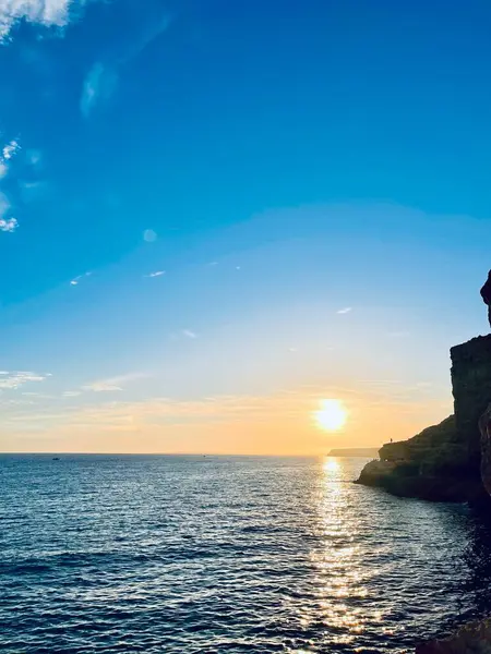 Günbatımında deniz manzarası, Portekiz, Algarve. Seyahat hedefi. 