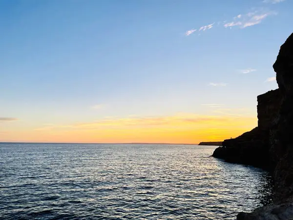 Günbatımında deniz manzarası, Portekiz, Algarve. Seyahat hedefi. 
