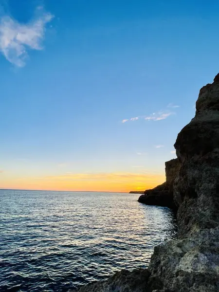 Günbatımında deniz manzarası, Portekiz, Algarve. Seyahat hedefi. 