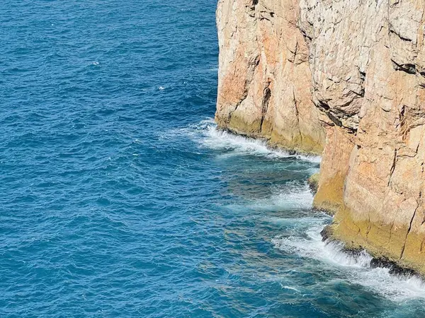 St. Vincent Burnu 'ndaki kayaya vuran güçlü dalgaların görüntüsü. Continental Europes en güneybatı noktası, Sagres, Algarve, Portekiz. 