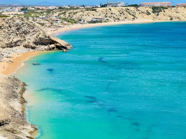 St. Vincent Burnu 'ndaki kayaya vuran güçlü dalgaların görüntüsü. Continental Europes en güneybatı noktası, Sagres, Algarve, Portekiz. 