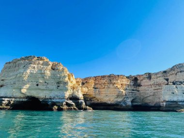 Carvoeiro Algarve Portekiz 'deki Benagil Mağarası' nın güzel manzarası. Seyahat kavramı. 