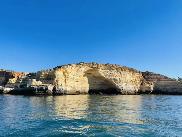 Carvoeiro Algarve Portekiz 'deki Benagil Mağarası' nın güzel manzarası. Seyahat kavramı. 