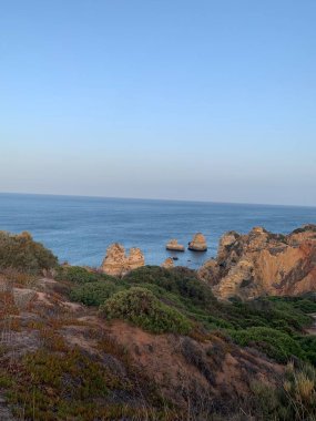 Carvoeiro, Portekiz 'deki Algarve uçurumlarının oradaki sahil yolunda. Boşluğu kopyala