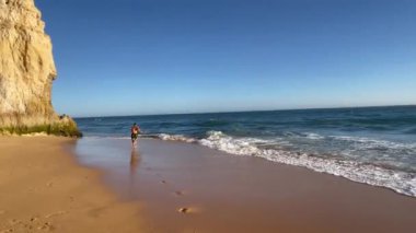 Sahili, kayalıkları ve okyanusu olan güzel bir deniz manzarası. Ferragudo, Algarve, Portekiz. Seyahat hedefi. 