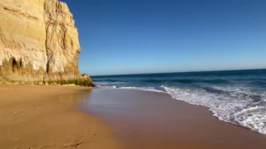 Sahili, kayalıkları ve okyanusu olan güzel bir deniz manzarası. Ferragudo, Algarve, Portekiz. Seyahat hedefi. 
