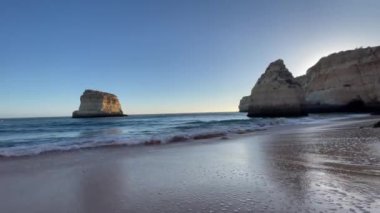 Sahili, kayalıkları ve okyanusu olan güzel bir deniz manzarası. Ferragudo, Algarve, Portekiz. Seyahat hedefi. 