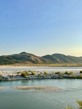 Arnavutluk 'un Permet semtindeki güzel Vjosa nehri. Ulusal Park