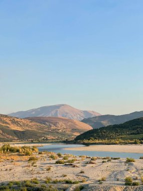 Arnavutluk 'un Permet semtindeki güzel Vjosa nehri. Ulusal Park