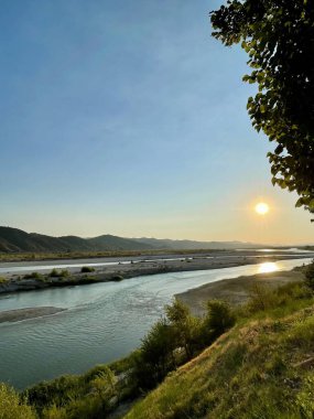 Arnavutluk 'un Permet semtindeki güzel Vjosa nehri. Ulusal Park
