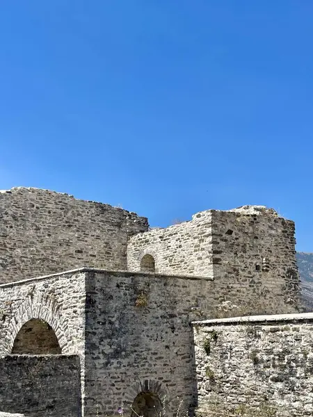 Cirokaster, Arnavutluk - Argjiro kalesi antik bir kale manzarası. Seyahat hedefi kavramı. 