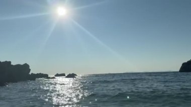 Sarakiniko, Parga, İyonya, Yunanistan gibi karmaşık adalarda turkuaz deniz bulunan ikonik cennet kumlu plajların videolarını kapatın. Yüksek kaliteli FullHD görüntüler