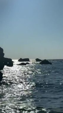Sarakiniko, Parga, İyonya, Yunanistan gibi karmaşık adalarda turkuaz deniz bulunan ikonik cennet kumlu plajların videolarını kapatın. Yüksek kaliteli FullHD görüntüler