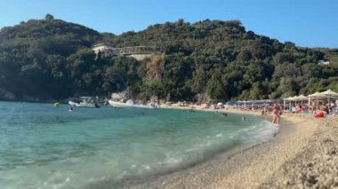 Sarakiniko, Parga, İyonya, Yunanistan gibi karmaşık adalarda turkuaz deniz bulunan ikonik cennet kumlu plajların videolarını kapatın. Yüksek kaliteli FullHD görüntüler