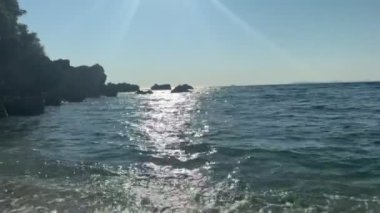 Sarakiniko, Parga, İyonya, Yunanistan gibi karmaşık adalarda turkuaz deniz bulunan ikonik cennet kumlu plajların videolarını kapatın. Yüksek kaliteli FullHD görüntüler