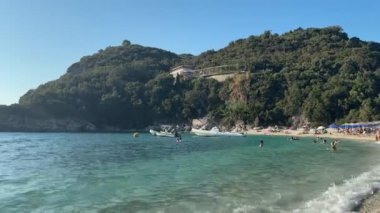 Sarakiniko, Parga, İyonya, Yunanistan gibi karmaşık adalarda turkuaz deniz bulunan ikonik cennet kumlu plajların videolarını kapatın. Yüksek kaliteli FullHD görüntüler