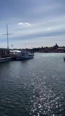 Stockholm, İsveç, güzel apartmanlar ve gri günde turist tekneleri. Gerçek zamanlı video. 4 k, Dikey