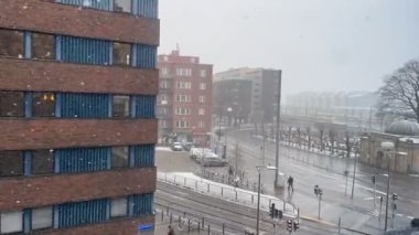 Göteborg, İsveç 8 Nisan 2022: 23: Otobüs, tramvay ve arabalar. Şehrin popüler ve ekolojik bir taşımacılığı bir tramvaydır. Şehir hayatı. Nisanda bir kar günü. Zaman aşımı videosu. 