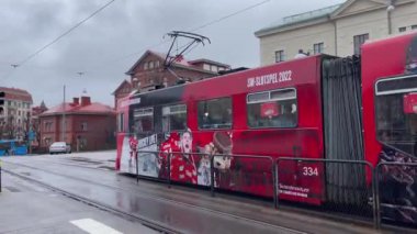 Göteborg, İsveç 8 Nisan 2022: 23: Otobüs, tramvay ve arabalar. Şehrin popüler ve ekolojik bir taşımacılığı bir tramvaydır. Şehir hayatı. Nisanda bir kar günü. Gerçek zamanlı video. 