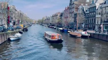 Geleneksel tekne ve kanallar Amsterdam, Hollanda, Avrupa 'da, 22 Nisan 2022. Yüksek kalite 4K görüntü. Yüksek kaliteli FullHD görüntüler