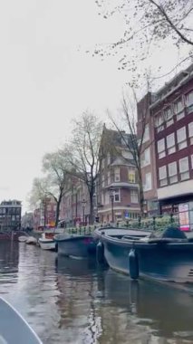Geleneksel tekne ve kanallar Amsterdam, Hollanda, Avrupa 'da, 22 Nisan 2022. Yüksek kalite 4K görüntü. Yüksek kaliteli FullHD görüntüler